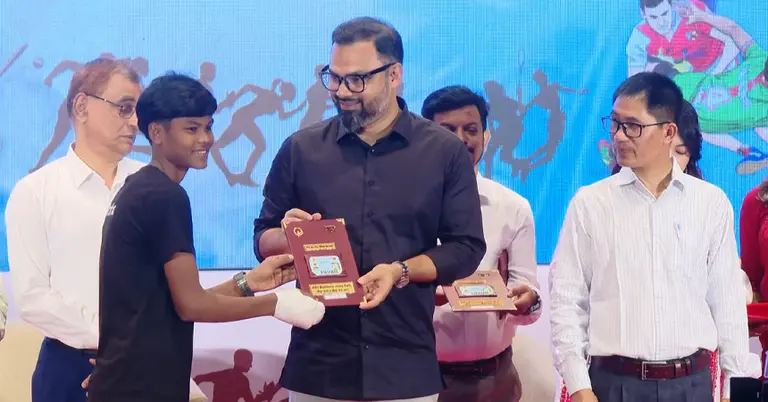 ক্রীড়া কার্ড দিচ্ছেন যুব ও ক্রীড়া প্রতিমন্ত্রী আমিনুল হক